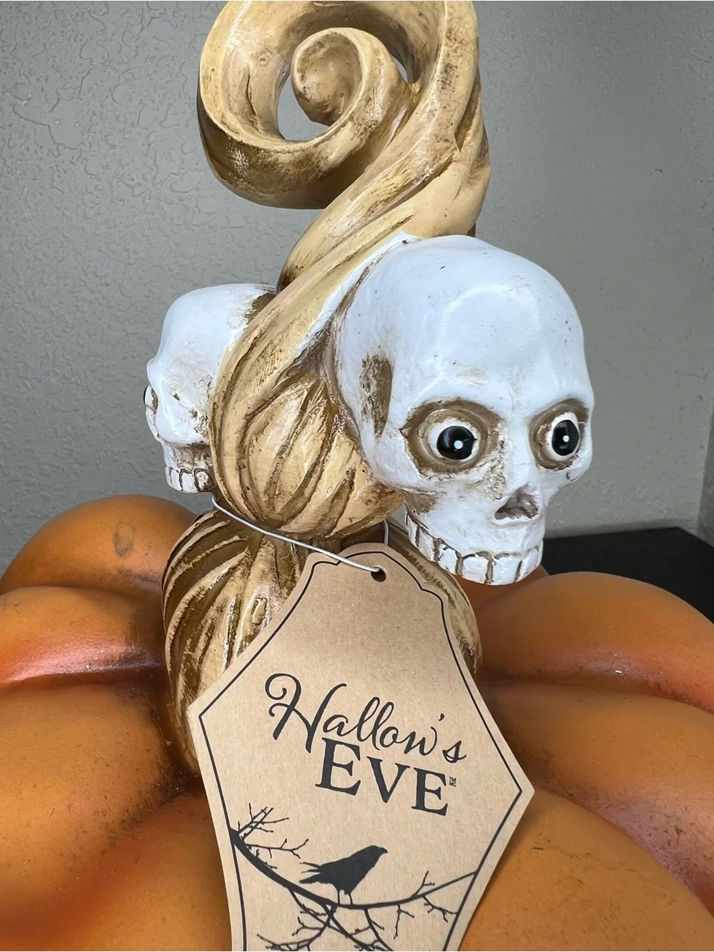 NEW Hallow’s Eve Pumpkin Spooky Face with Realistic Eyes and Skulls on Stem